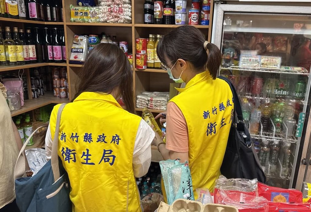 中聯油脂「大豆沙拉油」致癌物苯駢芘超標案引發食安疑慮，新竹縣政府4日第2波稽查轄內零售與餐飲業共34家，確認均未販售和使用問題油品。（新竹縣政府提供）中央社記者魯鋼駿傳真　115年7月4日