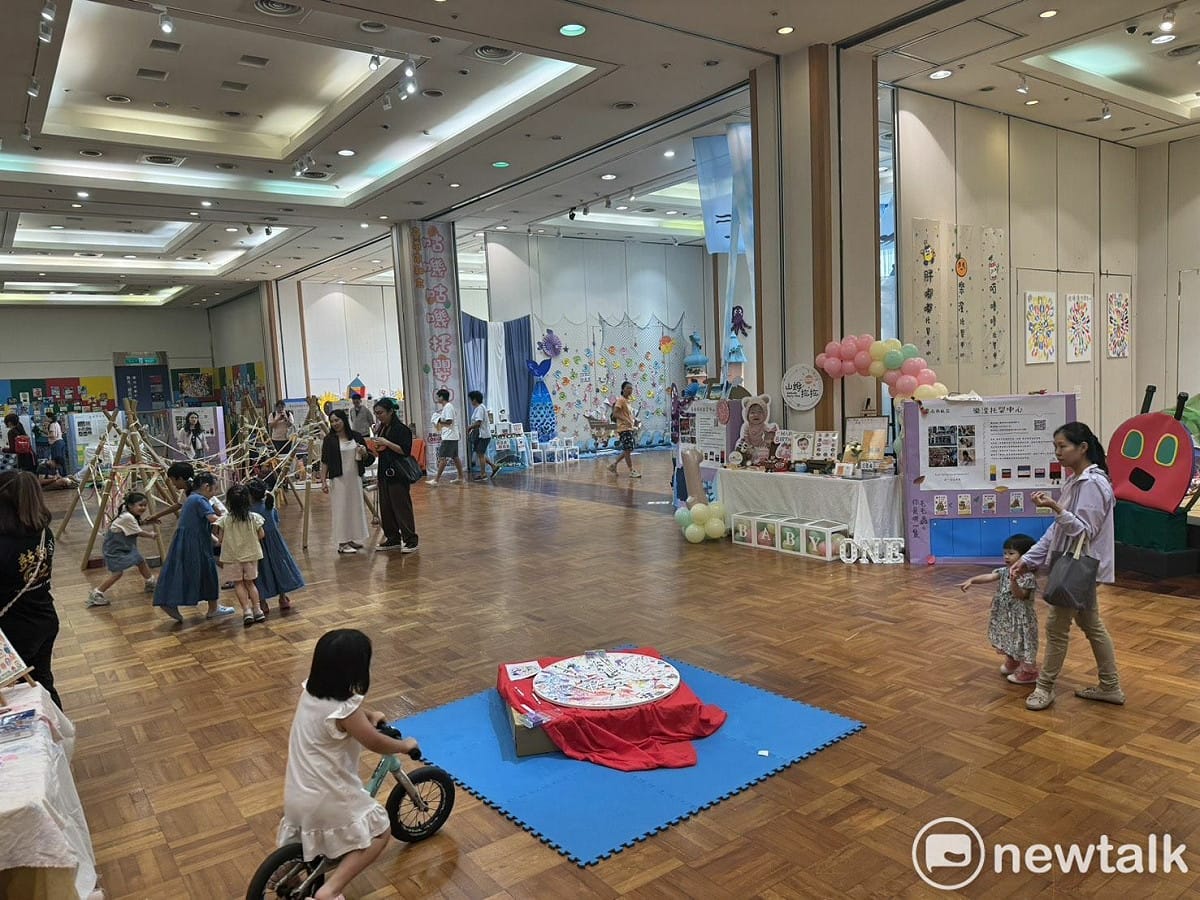 由臺南市多所幼兒園、托嬰中心及補習班共同策劃的「馬馬呼呼兒童聯合畫展」，於7月4日至26日在新光三越台南中山店13樓盛大展出，邀請民眾一起走進孩子的藝術世界，感受最純真、最真實的創作力量。 圖：朱正軒服務處提供