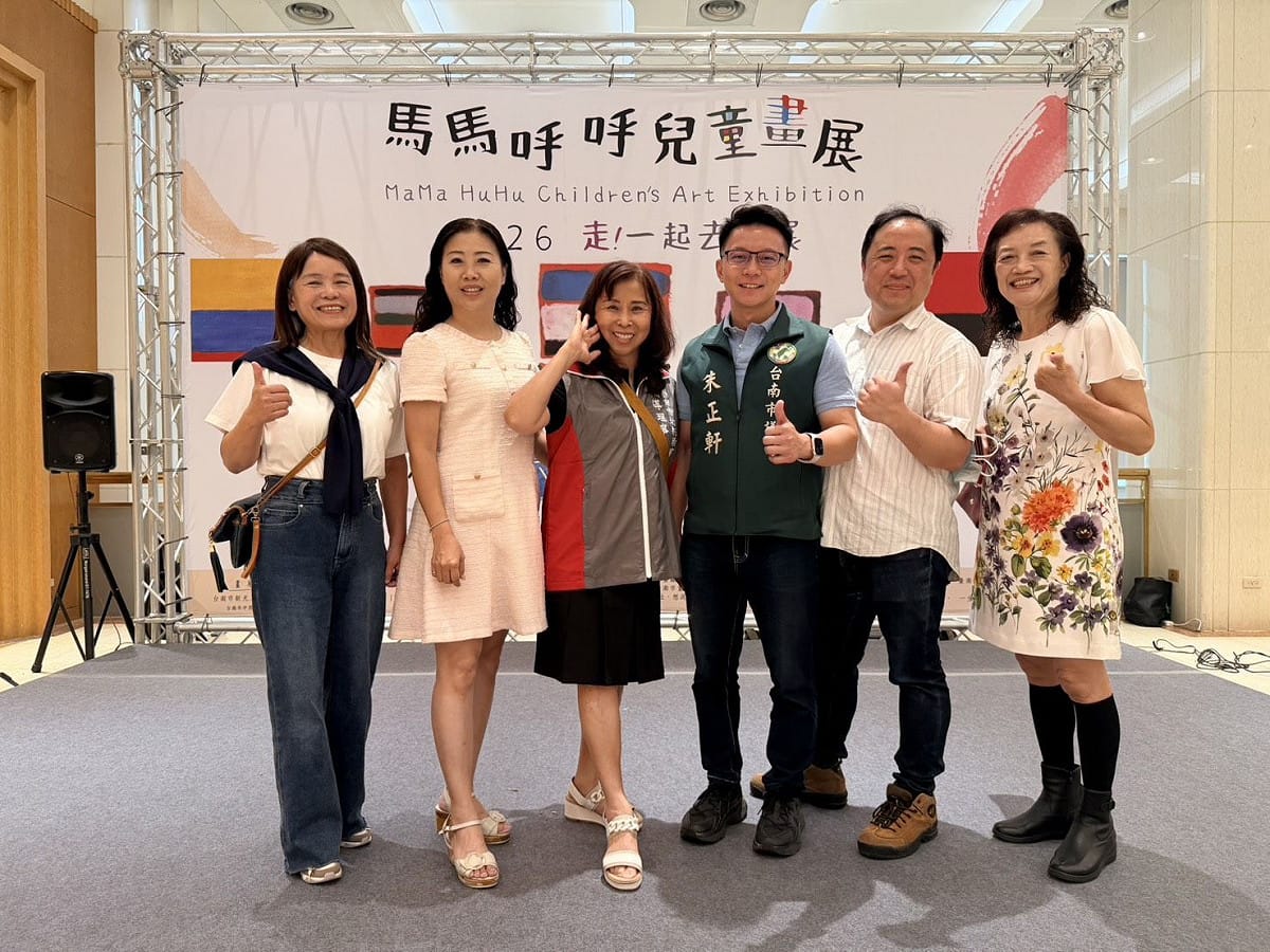 由臺南市多所幼兒園、托嬰中心及補習班共同策劃的「馬馬呼呼兒童聯合畫展」，於7月4日至26日在新光三越台南中山店13樓盛大展出，邀請民眾一起走進孩子的藝術世界，感受最純真、最真實的創作力量。 圖：朱正軒服務處提供