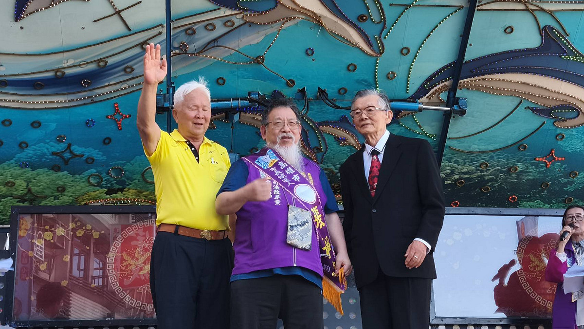 司法改革黨高雄舉辦三週年黨慶，民進黨創黨原老張俊宏(右)與前立委林豐喜(左)為張靜(中)站台。 圖：司法改革黨/提供