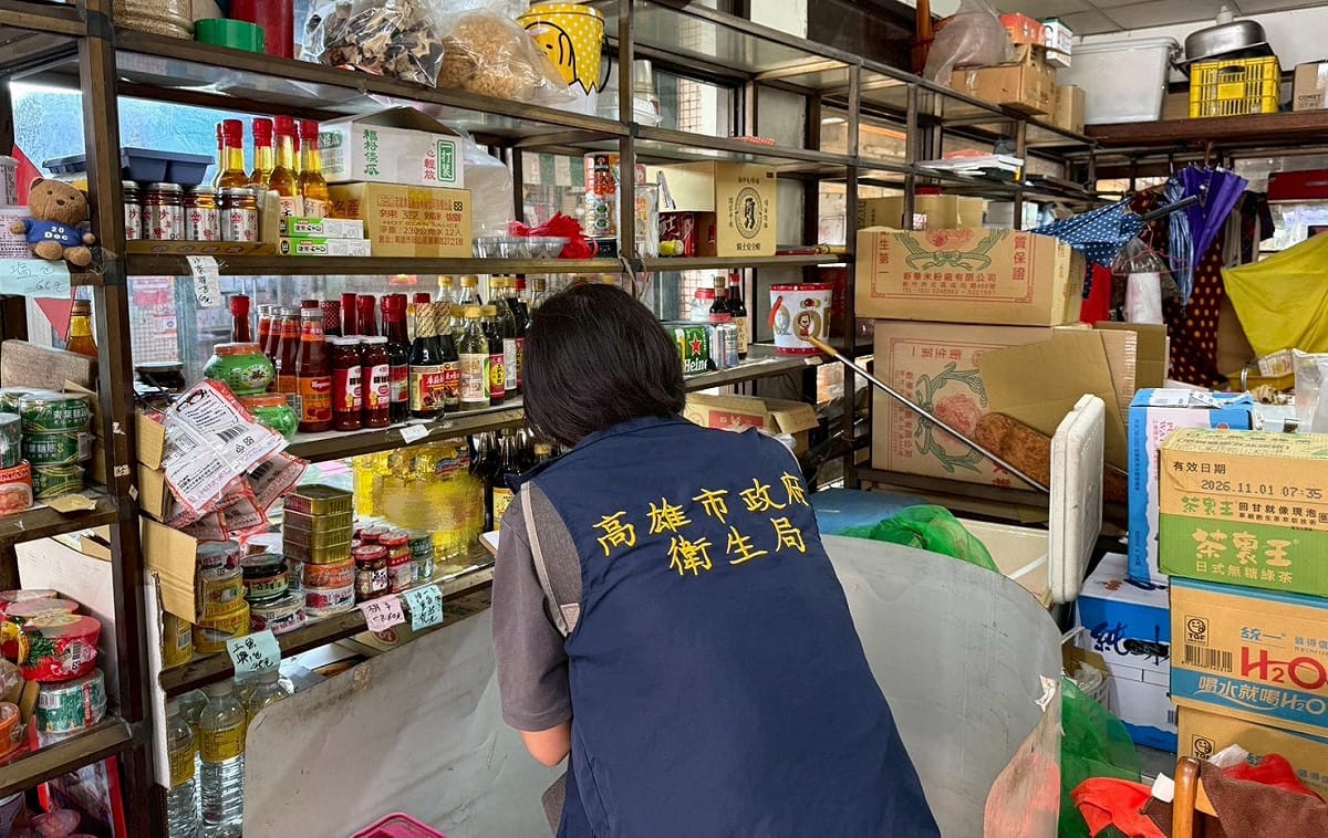 高市府食安小組持續跨局處針對各大飯店、百貨公司餐飲及美食街、餐飲店、市場夜市商圈等相關通路進行專案稽查。 圖：高雄市衛生局/提供