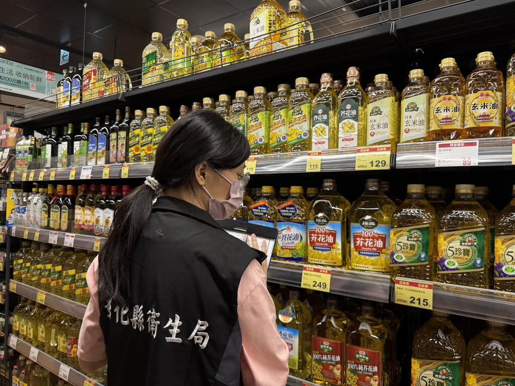 中聯油脂大豆沙拉油致癌物苯駢芘超標，彰化縣衛生局獲報後，2日全面清查縣內販售油品情形。（彰化縣衛生局提供）