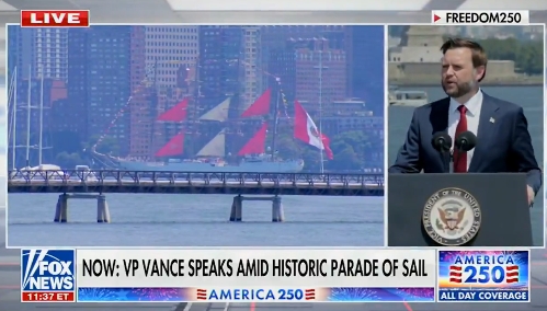 范斯（JD Vance）在基爾沙吉號（USS Kearsarge）上發表國慶演說。 圖/截取自FOX直播