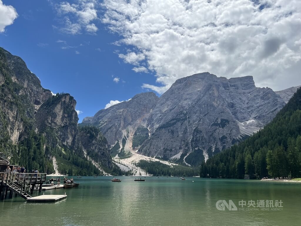 北義阿爾卑斯山區「多洛米蒂」（Dolomiti）風景絕美，吸引全球遊客湧入，但也因部分遊客的粗魯行為讓當地行政單位非常困擾。 圖/中央社