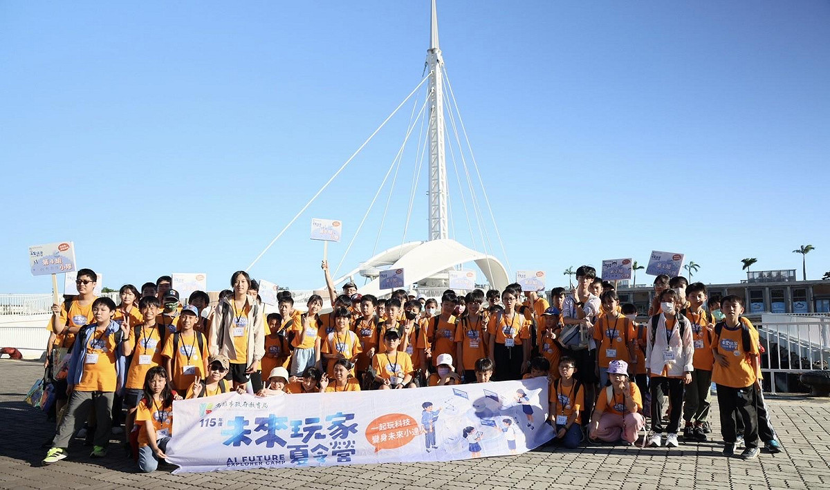AI未來玩家夏令營學員走訪大義倉庫群等特色景點。 圖：高雄市教育局/提供