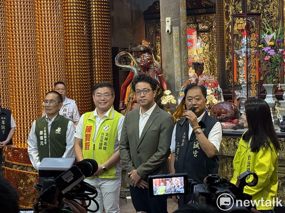 民進黨台北市長參選人沈伯洋今赴士林慈諴宮參拜。 圖：周煊惠 / 攝