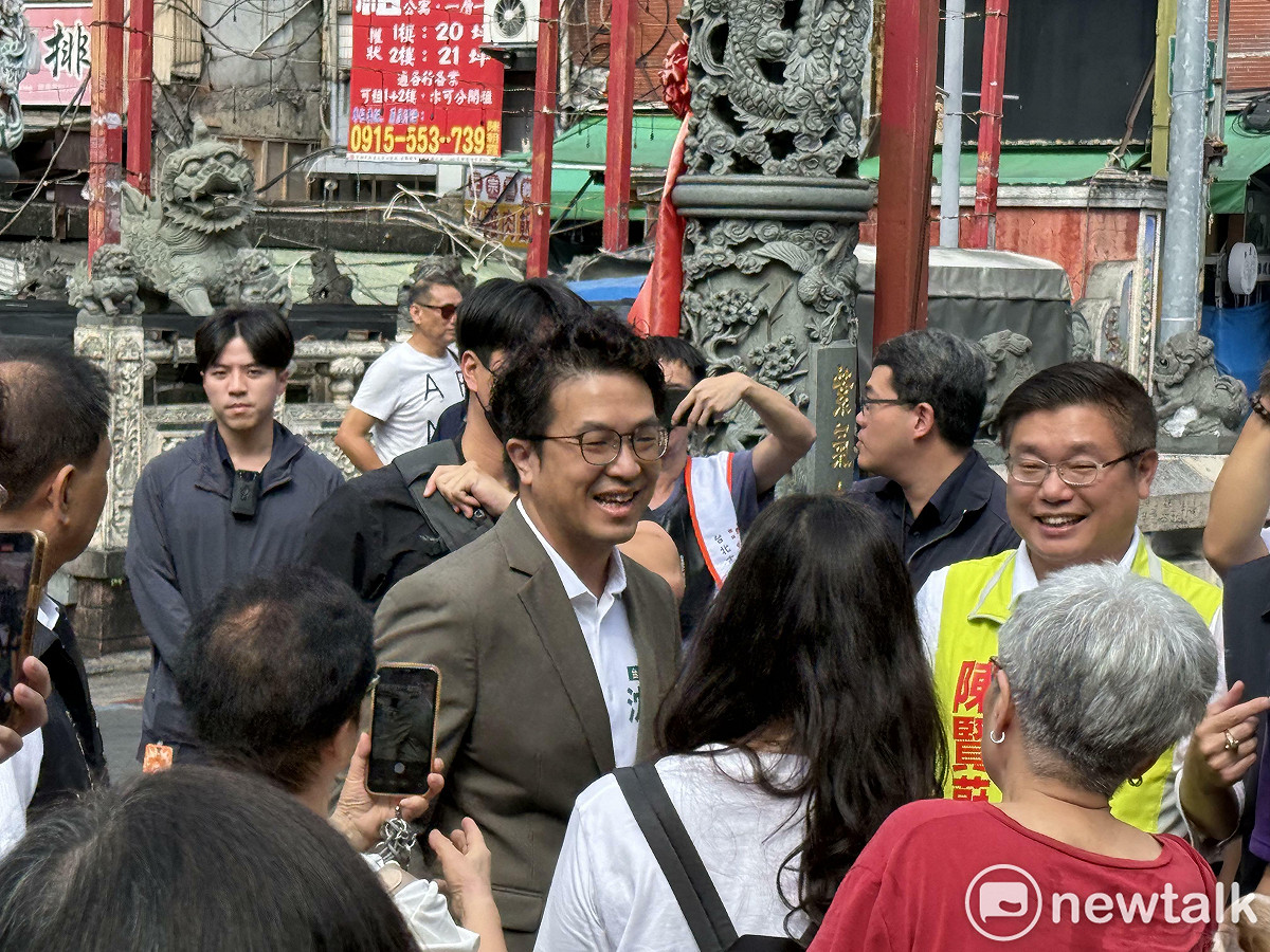 民進黨台北市長參選人沈伯洋今赴士林慈諴宮參拜。 圖：周煊惠 / 攝