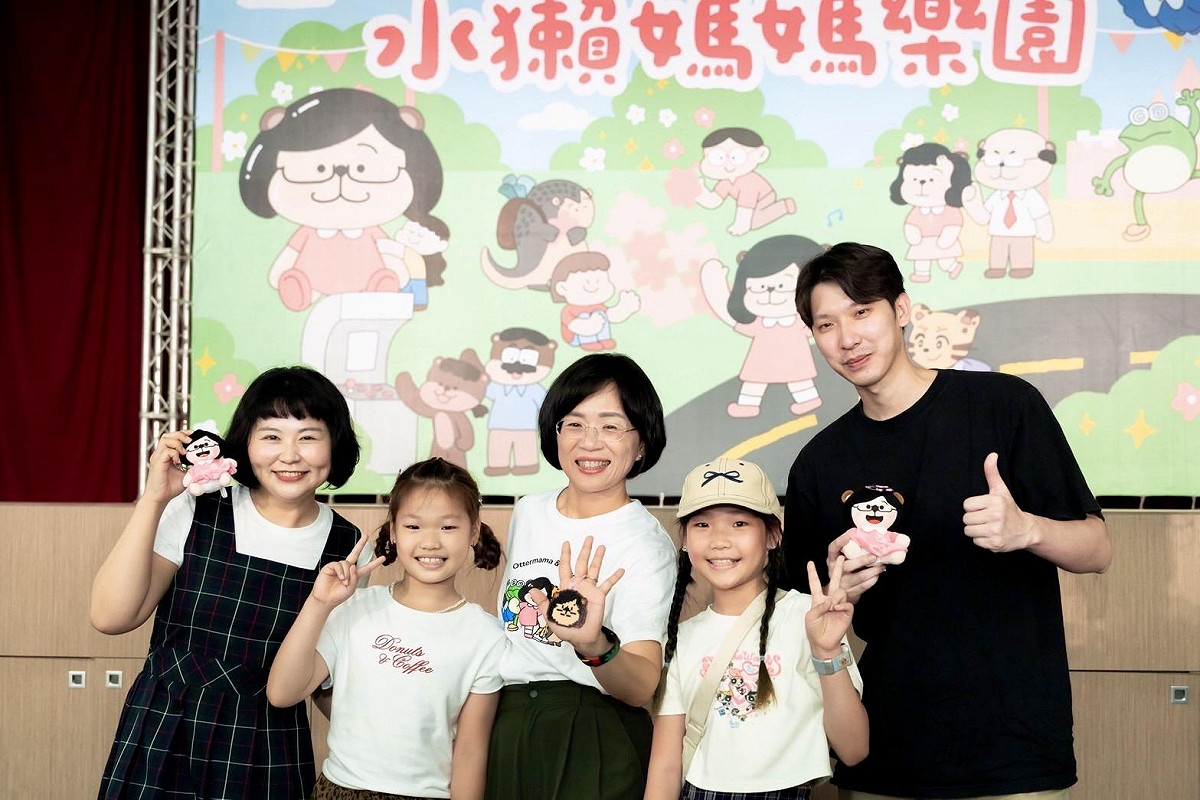 蘇巧慧和參與「水獺媽媽樂園」活動的親子家庭合影。 圖：蘇巧慧辦公室提供