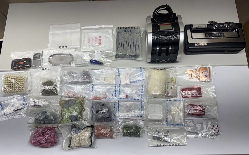 刑事局表示，喪屍煙彈（依托咪酯）氾濫原因和電子煙取代傳統紙菸趨勢有關，電子煙載具降低吸毒門檻，且新潮外觀易吸引吸菸族群嘗試。圖為警方查扣喪屍煙彈等各式毒品。（台北市警察局刑事警察大隊提供）中央社記者黃麗芸傳真　115年7月5日