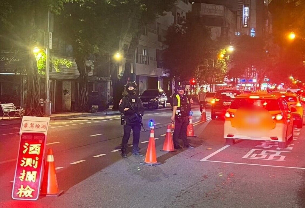 北市員警表示，喪屍煙彈以電子煙為施用載具，易隱藏、好攜帶，且不像愷他命會飄散濃厚塑膠味，導致警方在查緝時比取締酒駕更不容易。圖為警方攔檢毒駕。（警方提供）中央社記者劉建邦傳真　115年7月5日