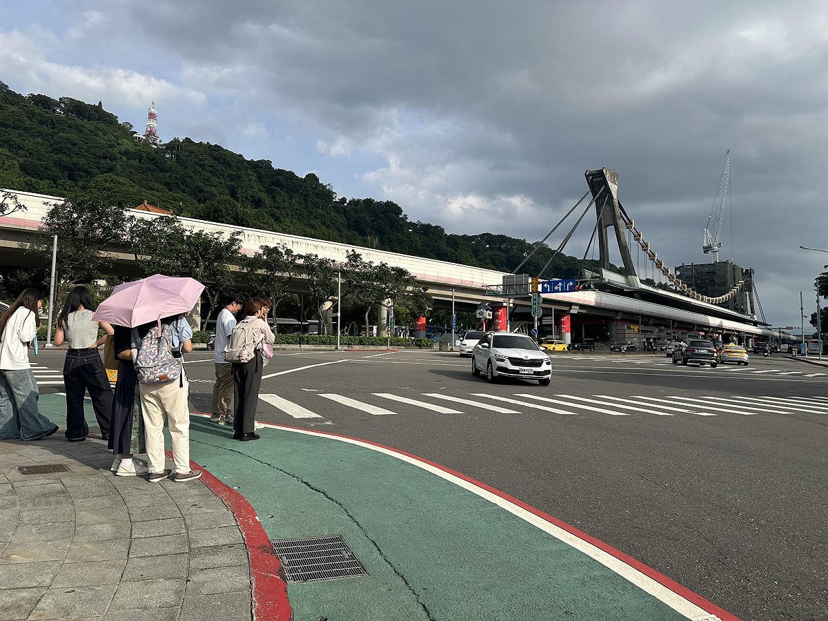 士林夜市周邊行人道以顏色區隔，缺乏實體組隔，鄰近店家與車流頻繁，遊客與在地居民行走其間，亦恐成為毒駕肇事盲點。 圖：陳怡潔辦公室提供