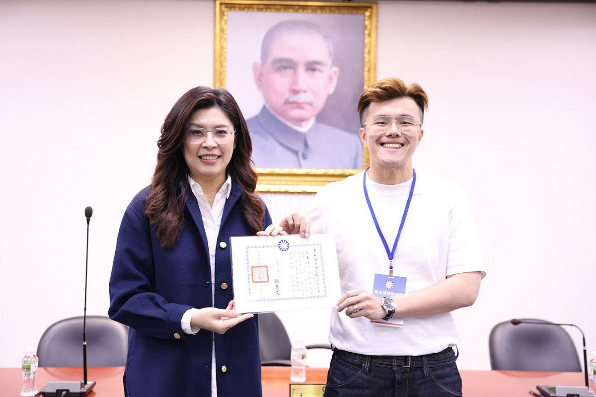 萬美玲兒子佀廣洋爭議連環爆，日前宣布放棄國民黨提名，但「仍會勤走基層」，張育萌痛批，國民黨裝瞎沒看到，就是在打假球，就是全黨挺霸凌。 圖：翻攝佀廣洋臉書（資料照）