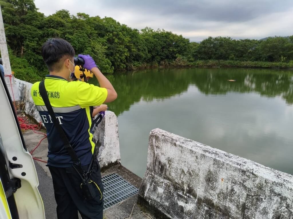 新竹縣關西鎮一處池塘4日被人發現一具浮屍，警消打撈上岸發現遺體只有軀幹，已明顯死亡，未送醫。警方從身上證件找到家屬，確認是3年前被報失蹤的李姓男子。（新竹縣政府消防局提供）中央社記者魯鋼駿傳真　115年7月5日