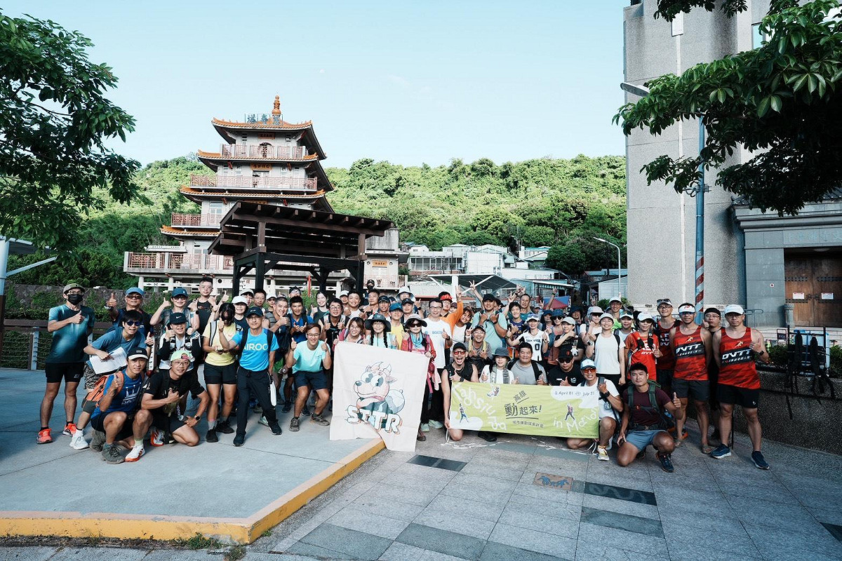 「三進盤榕揹水一戰」最終主題日活動，參與者以揹水行動回應長年默默付出的奉茶志工。 圖：高雄市運發局／提供