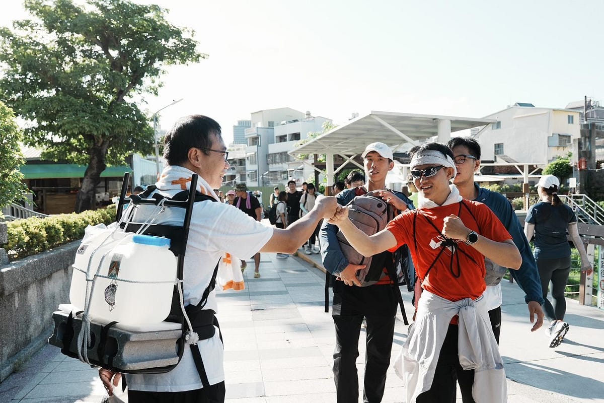 侯尊堯(左一)與逾百名越野跑者、山友共同響應揹水上山行動。 圖：高雄市運發局／提供