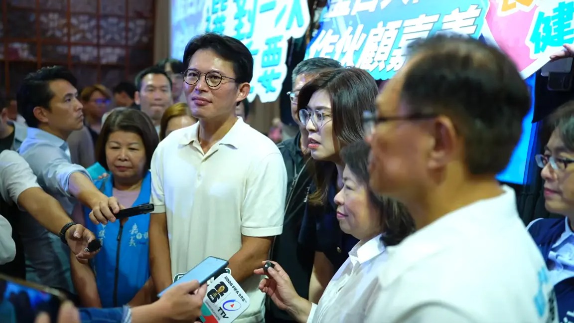 鄭麗文4日赴嘉義輔選藍白共推嘉義市長參選人張啓楷，駁斥自己是票房毒藥的傳言。 圖：民眾黨提供