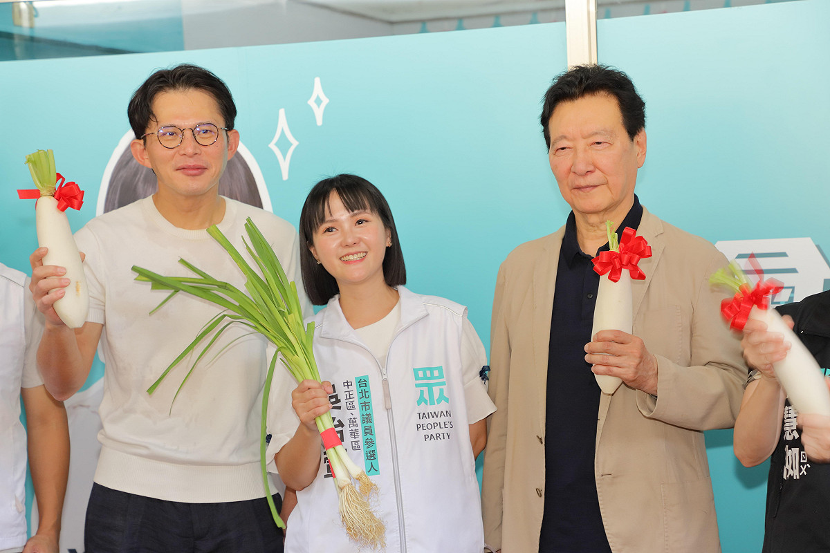 民眾黨主席黃國昌（左起）、民眾黨台北市議員參選人吳怡萱、中廣前董事長趙少康。 圖：民眾黨 / 提供