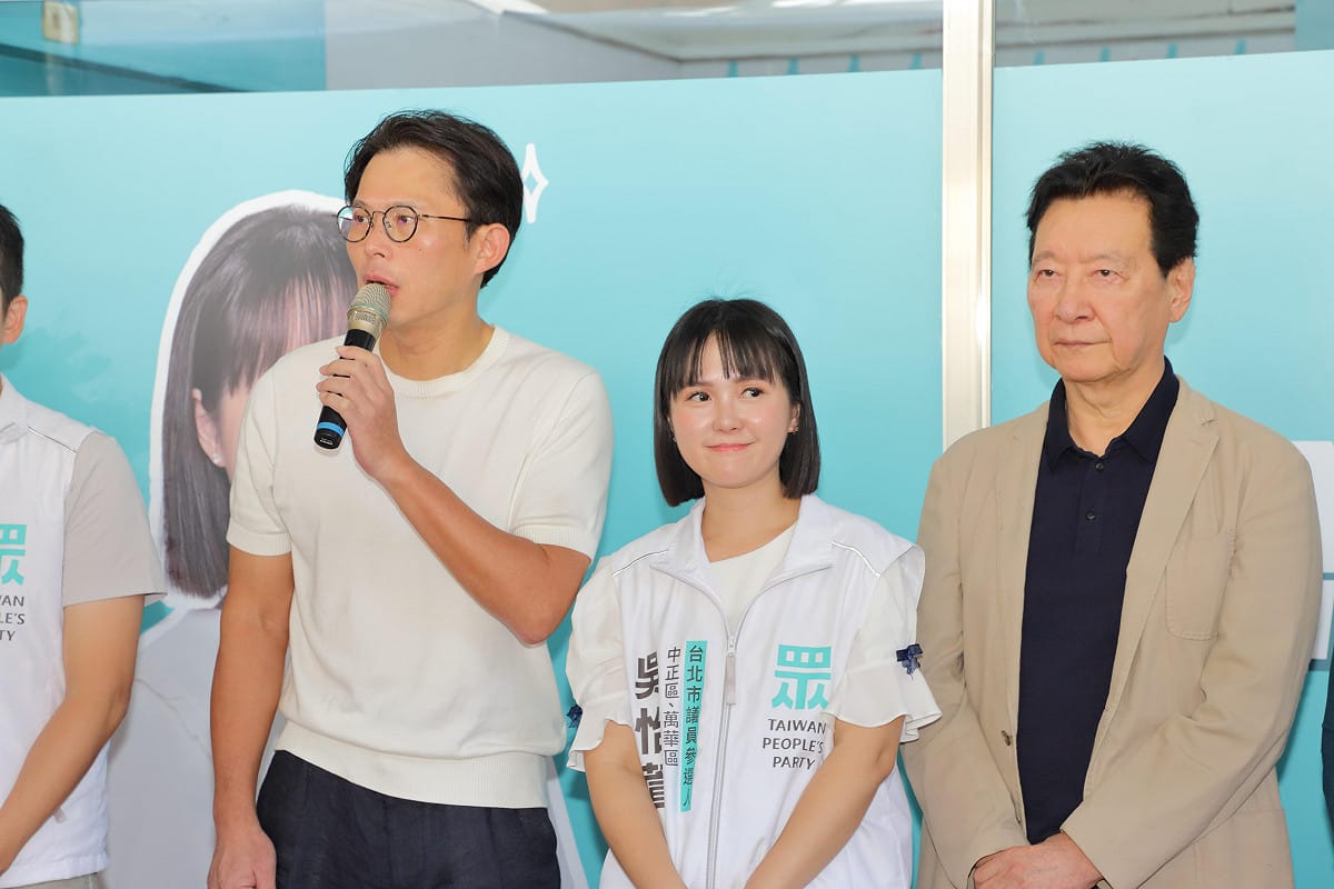 民眾黨主席黃國昌（左起）、民眾黨台北市議員參選人吳怡萱、中廣前董事長趙少康。 圖：民眾黨 / 提供