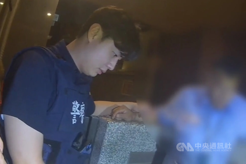 桃園市警察局平鎮分局宋屋派出所表示，4日晚間接獲民眾報案，有男保全疑執勤時吸食電子加熱煙後神情異常；員警到場檢測，發現保全對依托咪酯呈陽性反應，並查獲海洛因毒品，移送桃檢法辦。（翻攝照片）中央社記者吳睿騏桃園傳真　115年7月5日