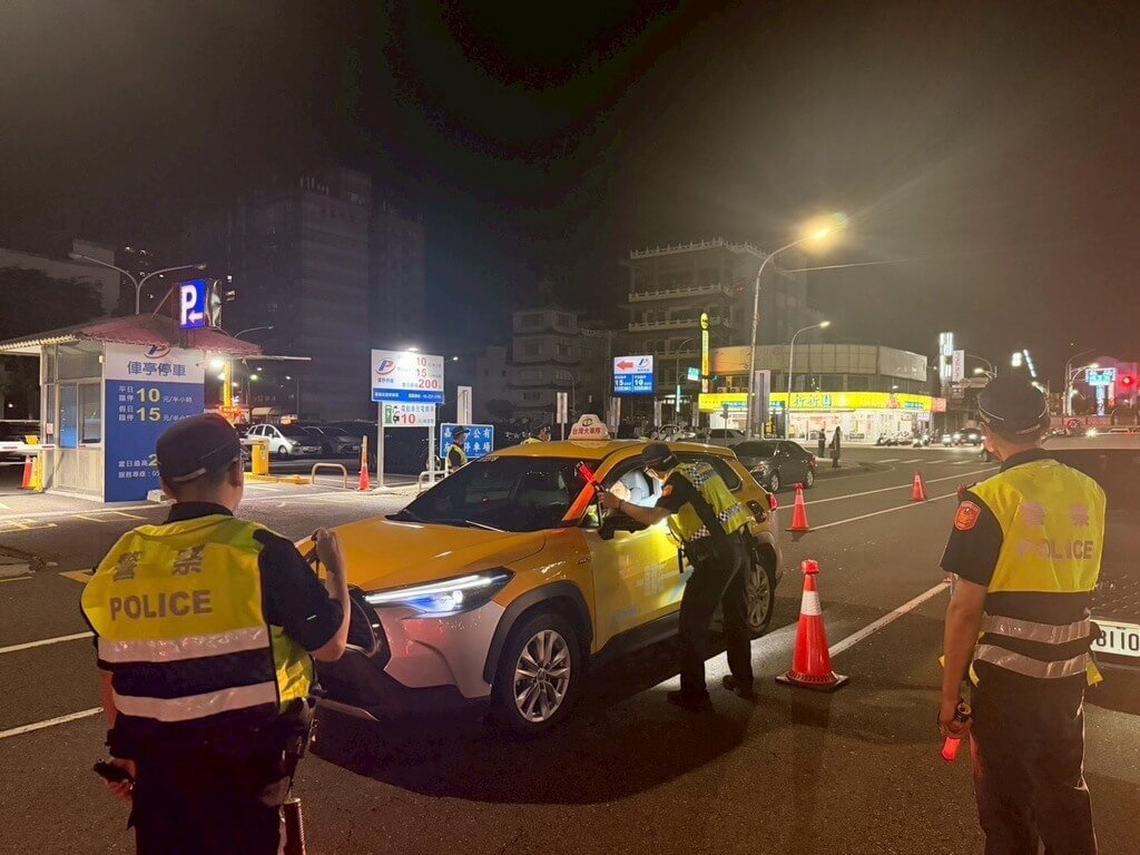 嘉義市警察局為持續貫徹酒駕、毒駕零容忍執法決心，4日夜間採封閉式路檢，共查獲酒後駕車1件、毒後駕車1件、通緝犯3件及毒品案1件。（警方提供）　中央社記者姜宜菁傳真　115年7月5日