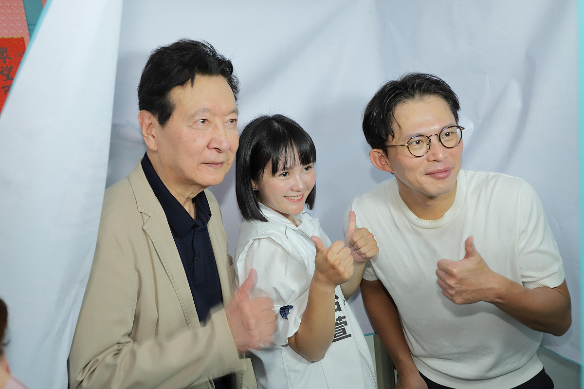 中廣前董事長趙少康（左起）、民眾黨台北市議員參選人吳怡萱、民眾黨主席黃國昌。 圖：民眾黨 / 提供