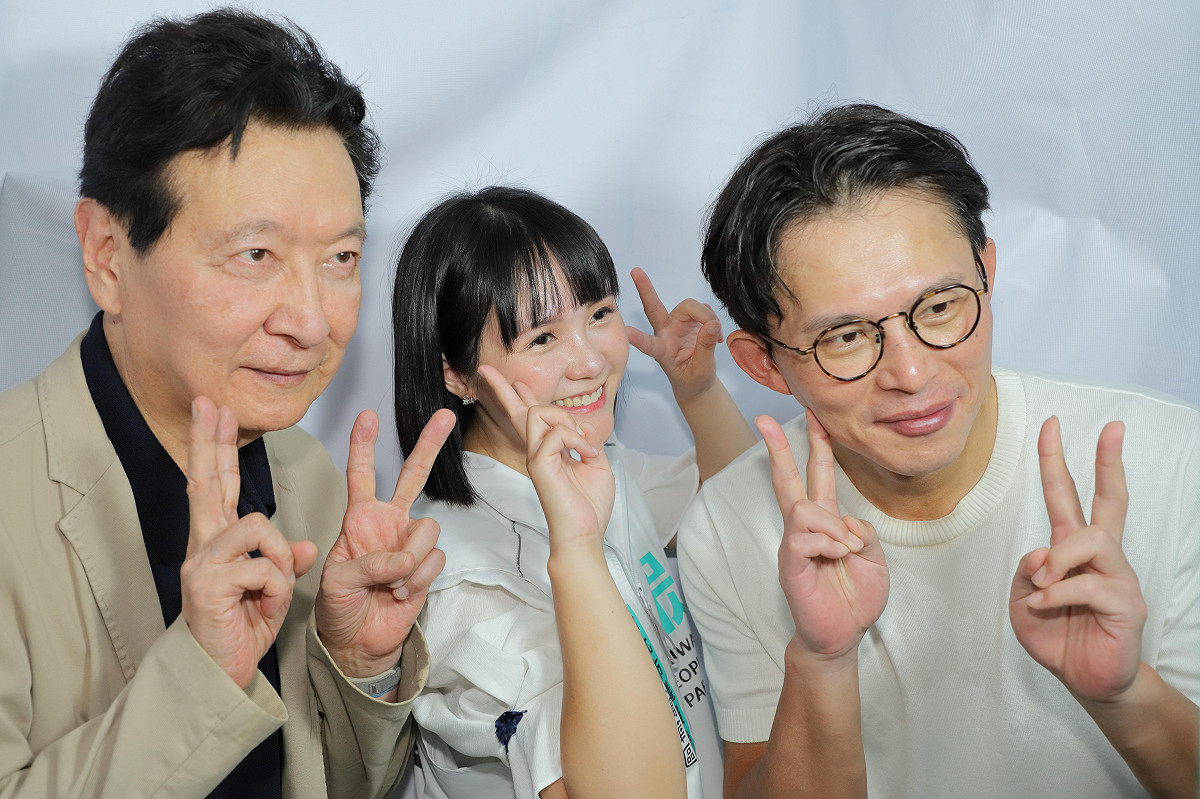 中廣前董事長趙少康（左起）、民眾黨台北市議員參選人吳怡萱、民眾黨主席黃國昌。 圖：民眾黨 / 提供