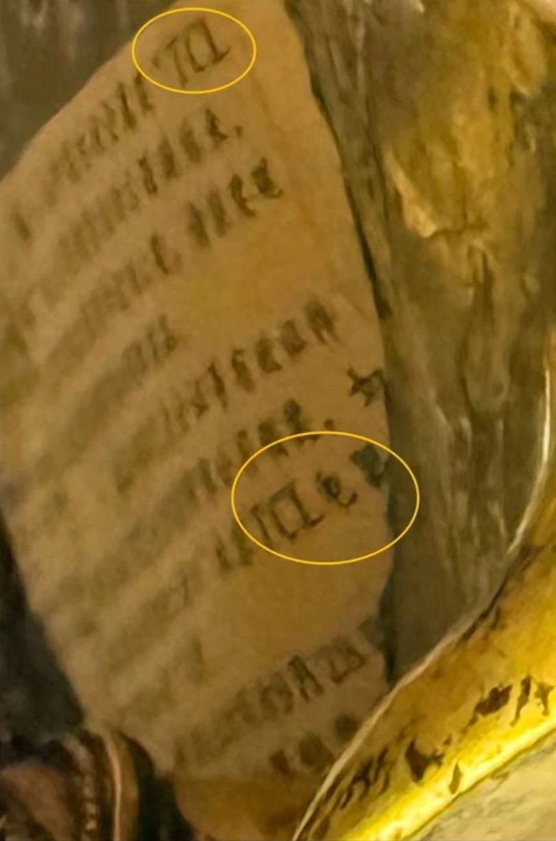 中國古物展覽驚現「TCL」字樣，這起嚴重的文物管理疏失曝光後，中國工藝美術館與青海省博物館隨即展開責任歸屬的「政治皮球戰」。 圖：翻攝自湘瀟晨報