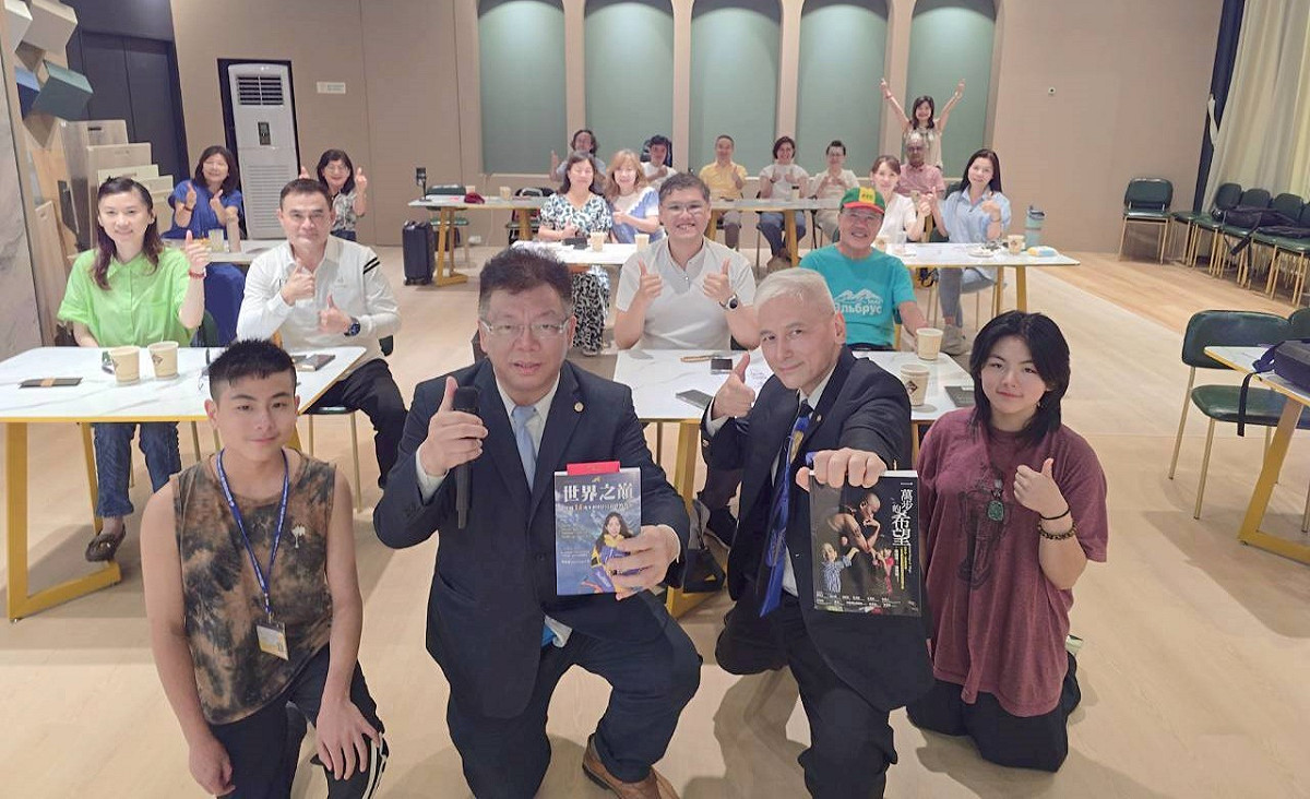 總會長Peter Chen(前排左二)舉辦全省心靈領袖讀書會高雄場活動，學習大師戴維思(前排右二)著雙胞胎兒女到場。 圖：孫家銘/攝