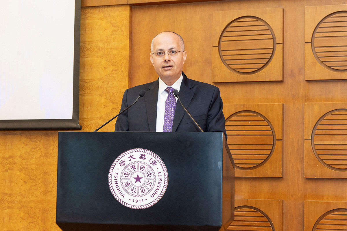 2025 年諾貝爾化學獎得主、美籍約旦裔化學材料學家亞基（Omar M. Yaghi）全職加盟北京清華大學，受聘為講席教授。 圖：翻攝自北京清華大學官網
