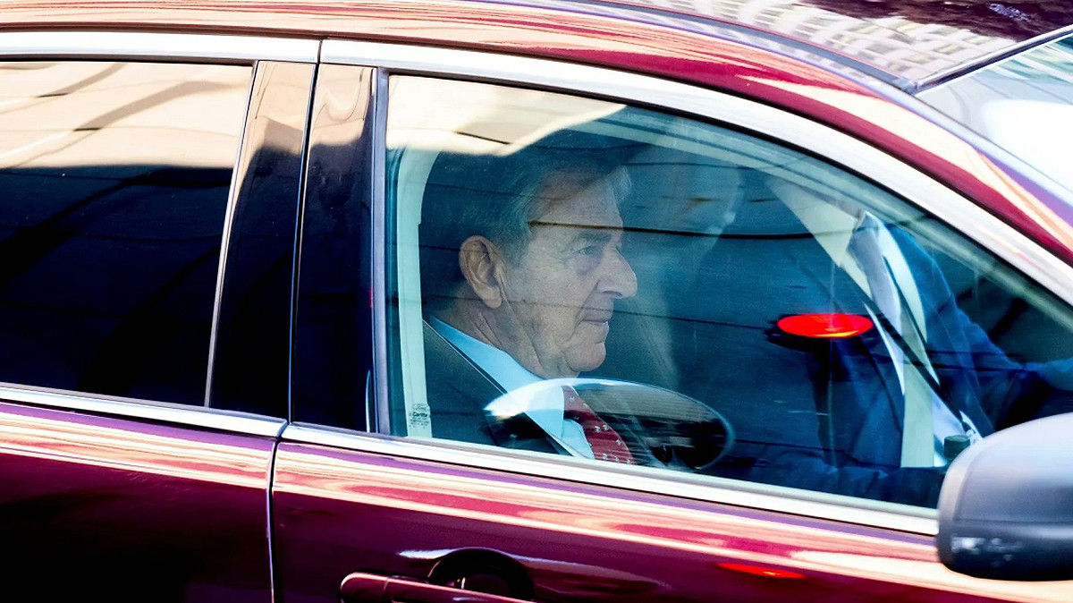 保羅·佩洛西（Paul Pelosi）昨天在納帕郡撞上一輛停放的汽車；他向警方表示，「自己知道自己撞到了東西，但不知是什麼」，然後繼續開車，直到他自己的車「壞掉」為止。 圖：翻攝自 X @MarioNawfal