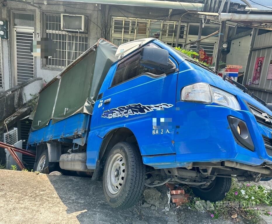 潘姓男子5日駕駛小貨車行經台北市北投區時，不慎追撞前車，下車查看時卻疏忽忘拉手煞車，造成小貨車一路滑動撞至路旁，警方獲報到場處理，發現潘男涉毒駕送辦。（翻攝照片）中央社記者黃麗芸傳真　115年7月5日