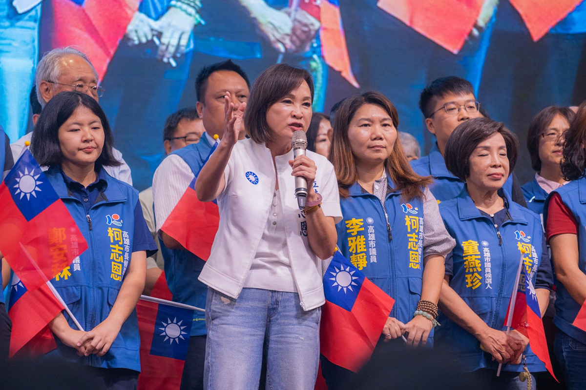 柯志恩(左二)痛批新潮流過去在高雄執政，出了許多貪官，若讓新潮流復辟，才是真正讓高雄走回頭路。 圖：柯志恩競辦/提供
