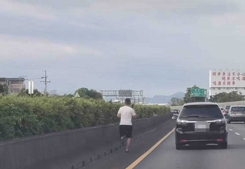 一名男子在國道內側路肩跑步，嚇壞路過駕駛。 圖：翻攝畫面