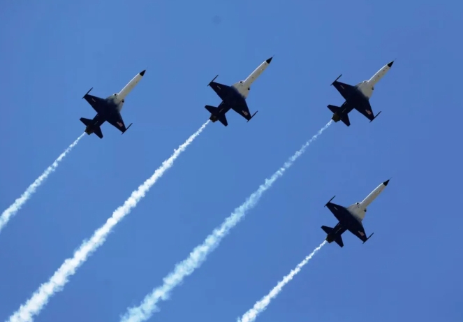 F-5 虎II戰機的空中飛行表演。 圖 : 翻攝自鳳凰網