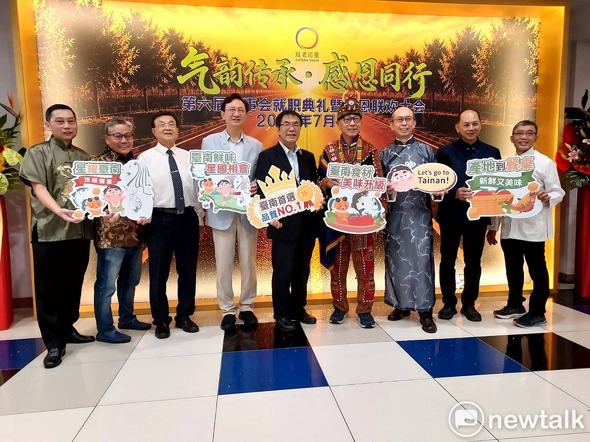 新加坡返老還童氣功協會在當地舉辦理監事就職及聯誼餐會，台南市長黃偉哲在結束4日的韓國快閃行銷行程後，連夜搭機趕赴新加坡，與台灣駐新加坡童振源大使、新加坡國會議員羅守恩一同參與這場盛會。 圖：台南市政府提供