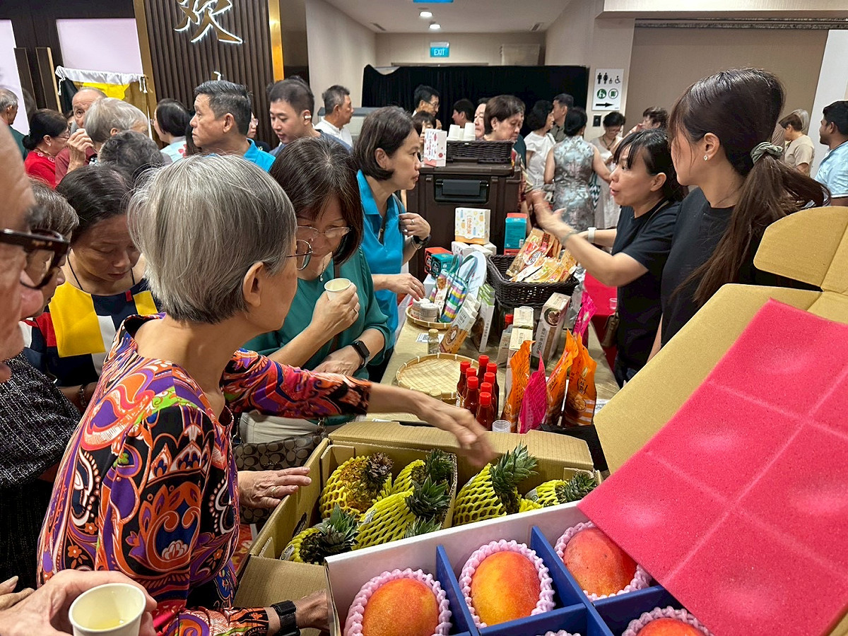 這場席開近80桌的餐會，菜色設計是由台南市政府與新台灣館攜手合作，大量融入臺南在地的食材與食品，讓當天賓客一次品嘗最具代表性的臺南在地風味，會場還設置臺南農特產品展示專區，而透過美食與健康交流，讓賓客充分品味臺南美食魅力、提升台南農產品國際能見度。 圖：台南市政府提供