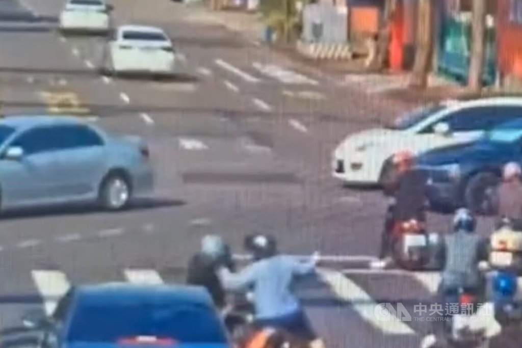 桃園市中壢區5日發生誤認車輛引發互毆事件，鍾男將盧男誤認為先前逼車車輛，雙方爆發口角並互毆，警方到場後2人不提傷害告訴，仍依社維法移請裁處。（翻攝照片）中央社記者吳睿騏桃園傳真　115年7月6日
