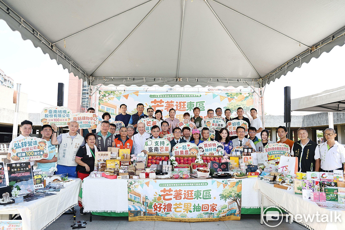 台南市東區中華東路近期進行人行道改善工程，為降低施工期間對周邊商圈影響，市府規劃以夏季代表性農產「芒果」為主題，結合店家、企業認購與消費抽獎機制，共同推廣農產及觀光。 圖：台南市政府提供