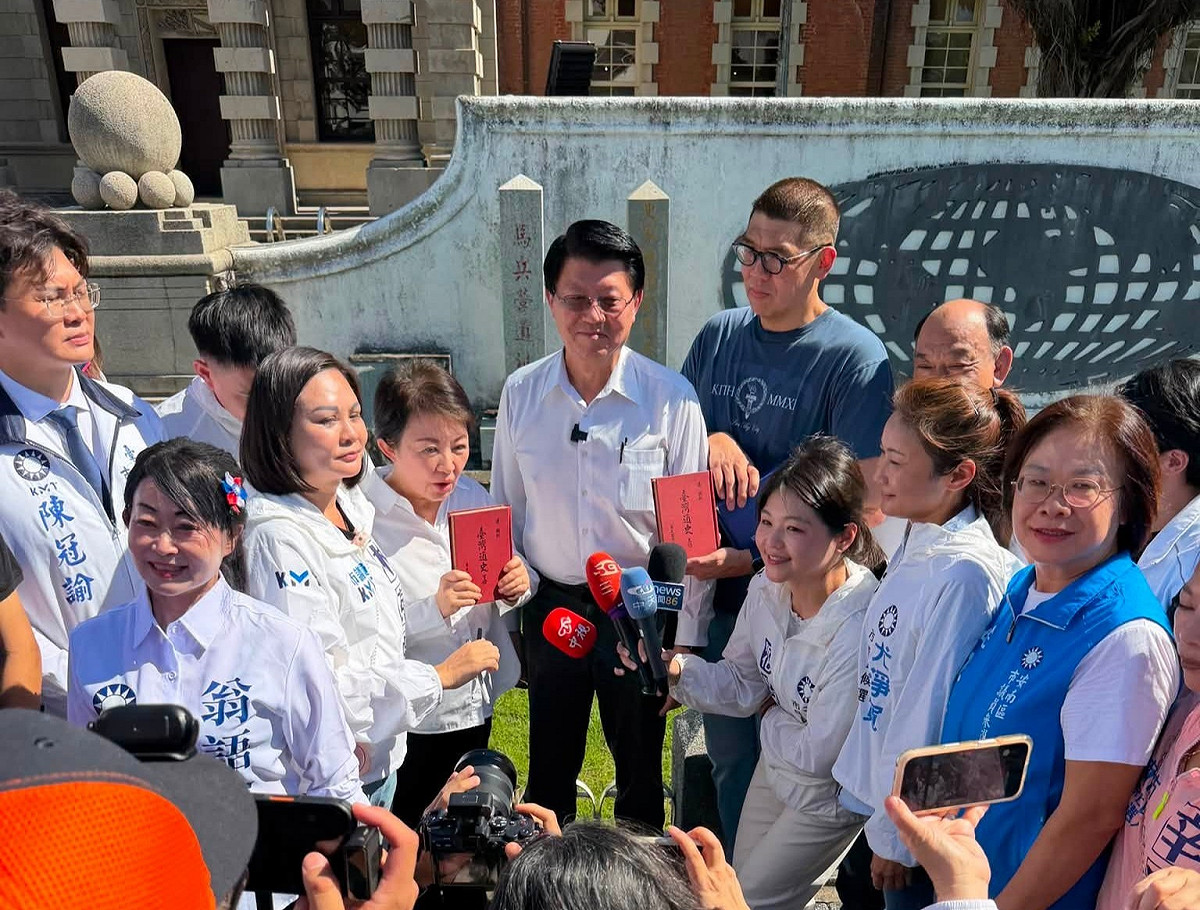 台中市長盧秀燕（中左）近日與前國民黨副主席連勝文（中右後）前往台南為國民黨台南市長參選人謝龍介（中）站台。 圖：取自 連勝文 臉書