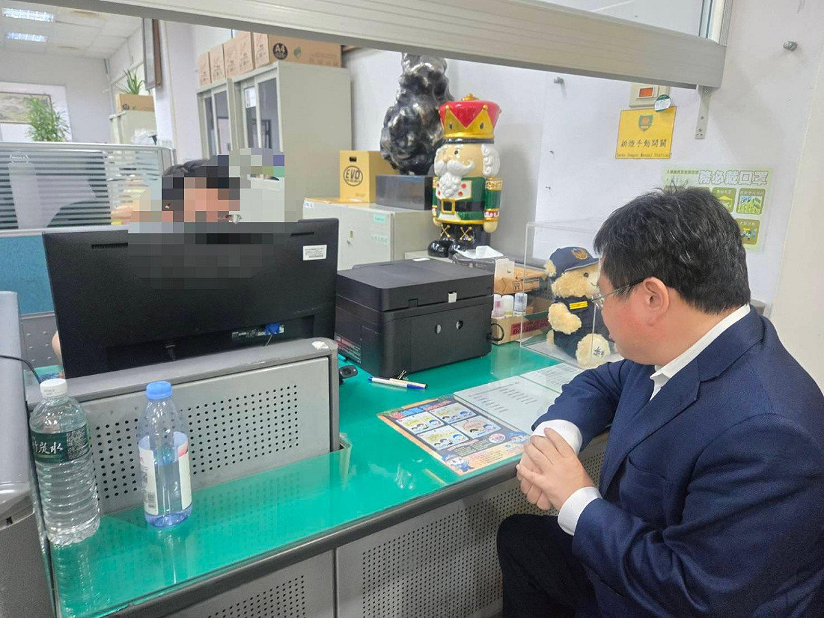 矢板明夫至警局報案。 圖：春雨文教基金會/提供