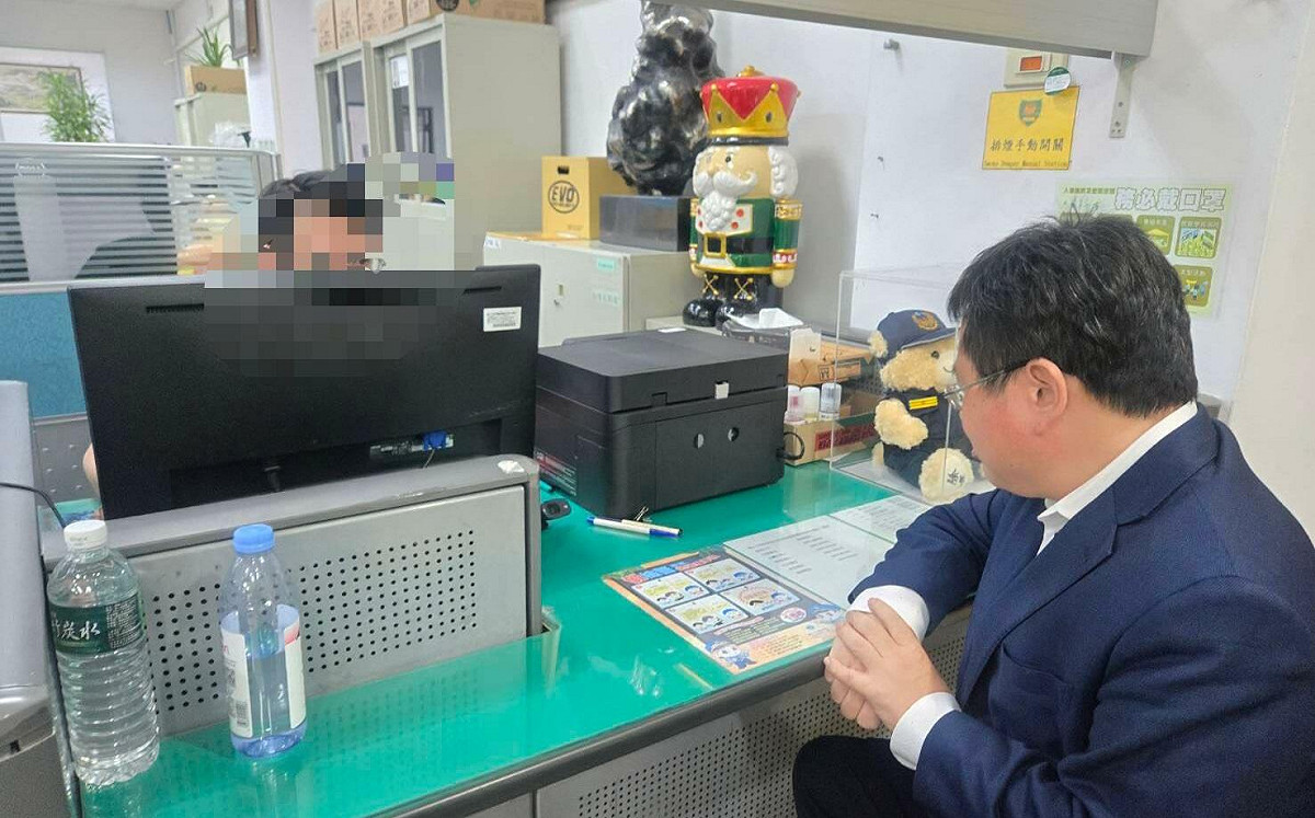 （影）出席春雨文教基金會營隊遭攻擊 矢板明夫：堅決譴責暴力行為