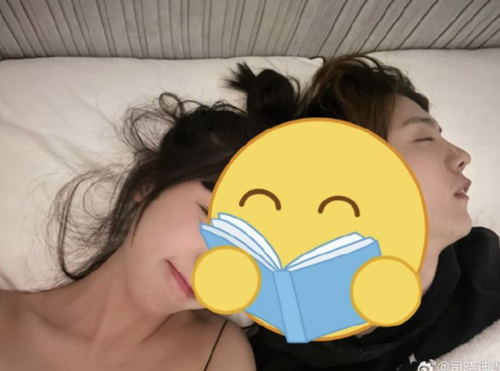 司曉迪身旁躺的男子疑似是鹿晗。 圖：翻攝自微博