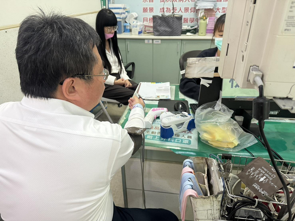 矢板明夫接受治療。 圖：春雨文教基金會/提供