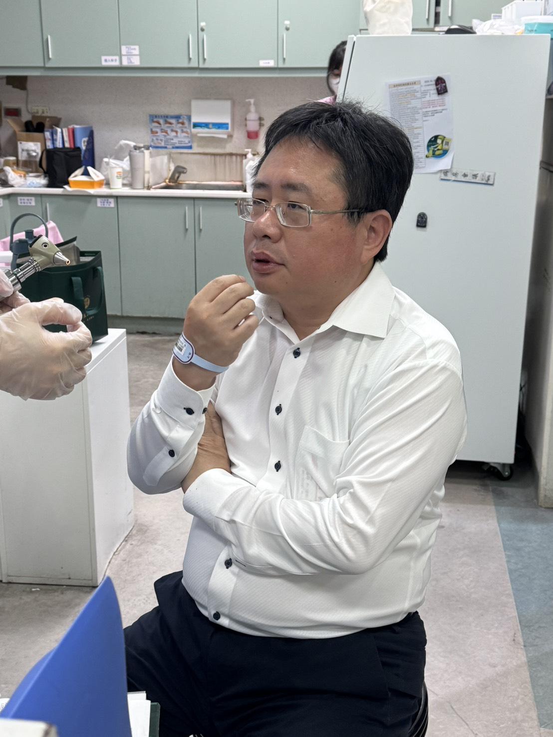矢板明夫說明受傷經過。 圖：春雨文教基金會/提供