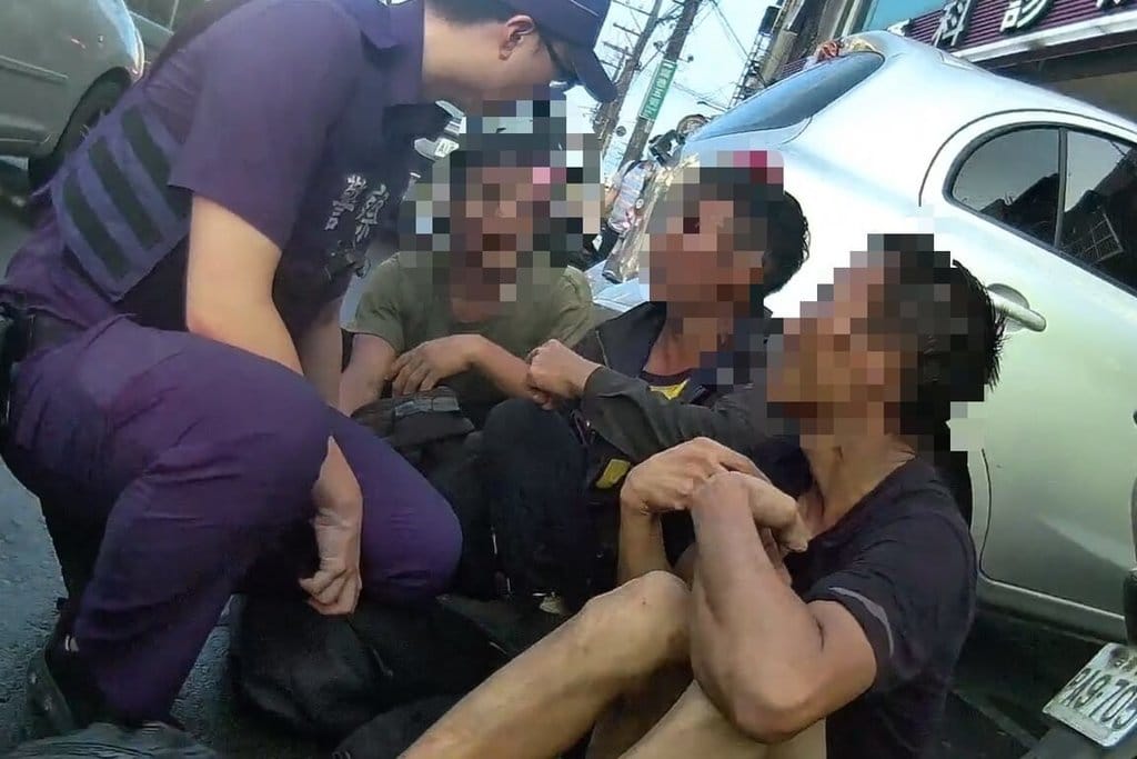 桃園市警察局保安警察大隊員警日前晚間巡邏時，在八德區盤查一輛違停自小客車，查獲6名越南籍失聯移工、其中4人涉毒，4人中更有1人為詐欺通緝犯。（桃園市警察局保安警察大隊提供）中央社記者吳睿騏桃園傳真　115年7月6日