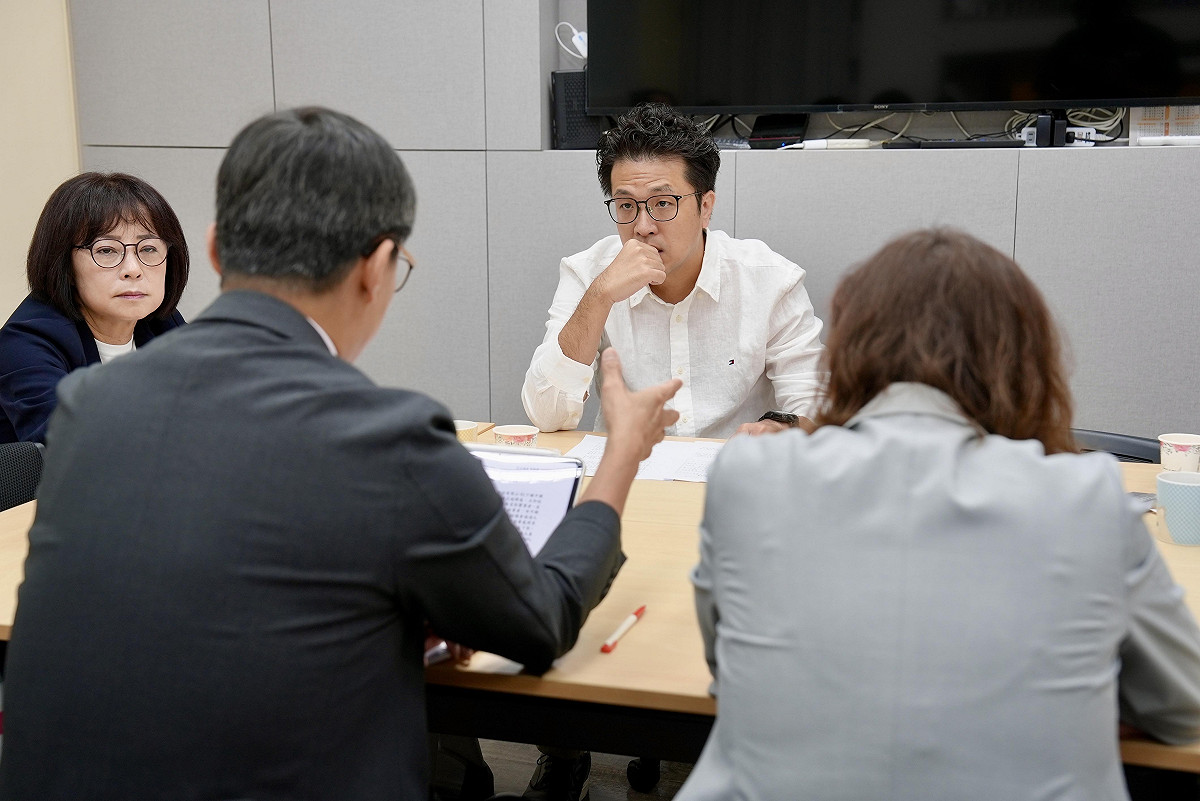 沈伯洋與食藥署開會確認問題油品處理進度問題。 圖：沈伯洋辦公室提供