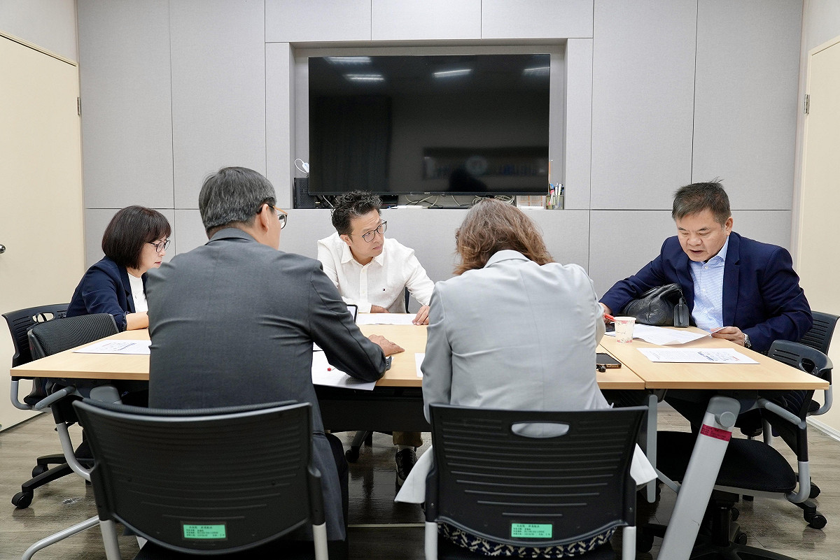 沈伯洋與食藥署開會確認問題油品處理進度問題。 圖：沈伯洋辦公室提供