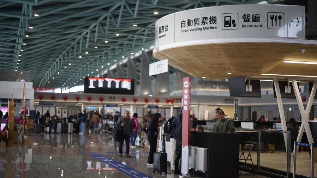 金門小三通林姓旅客日前涉嫌因不滿船班行李托運設備故障，飆罵工作人員，並站上櫃檯煽動旅客拒絕通關等；金門縣港務處6日表示，為防範此類情事再次發生，港務處將函報交通部航港局依權責研擬處置方案，將林男納入「拒載黑名單」，以維護港區及船舶航行安全。（金門縣港務處提供）中央社記者吳玟嶸傳真　115年7月6日