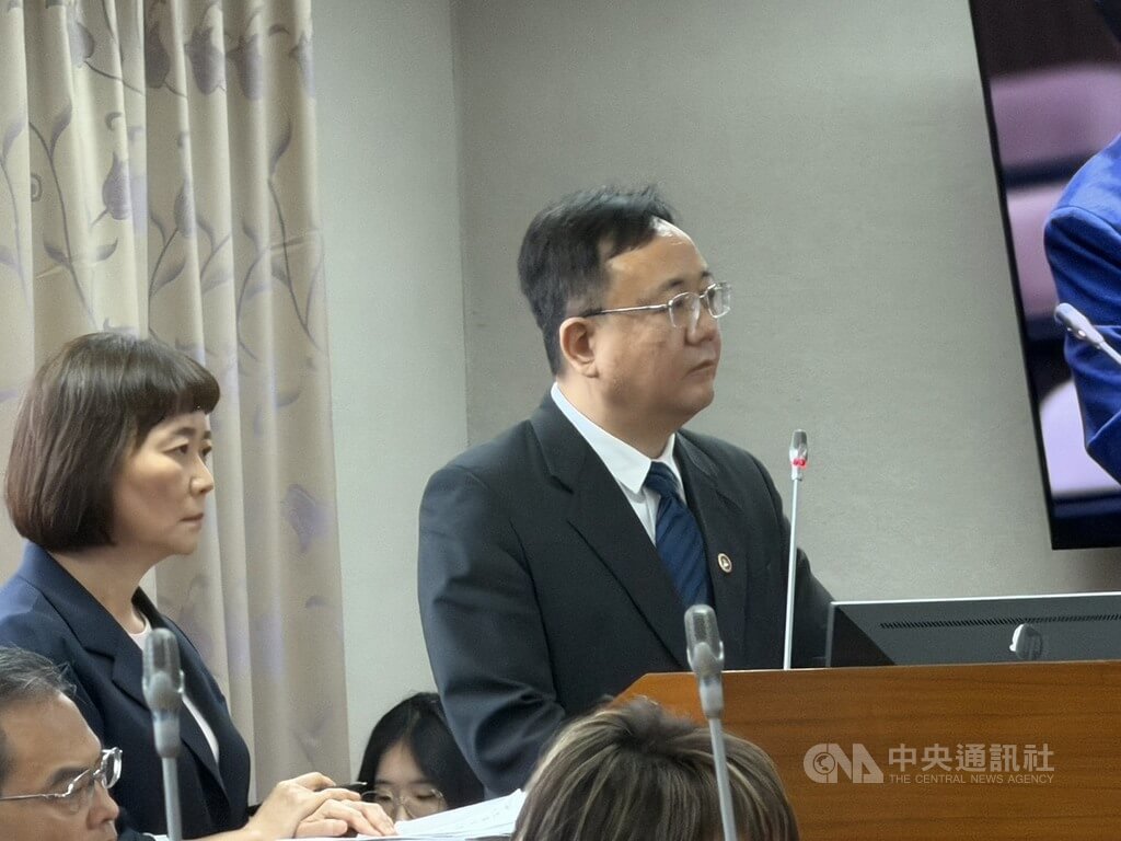 民進黨立委莊瑞雄6日針對中聯油品致癌物超標案提出質詢，法務部次長馮成（右）答詢表示，中檢分案偵辦外，高檢署督導各地啟動查緝平台，從速從嚴查明，維護國人食安。中央社記者劉世怡攝　115年7月6日