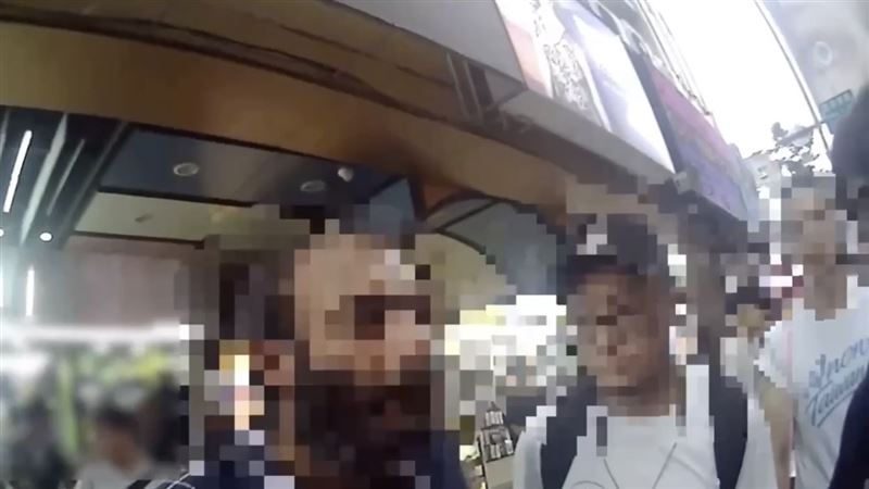 印度籍男子酒醉大鬧西門町，員警帶回派出所查證身分。 圖：翻攝畫面